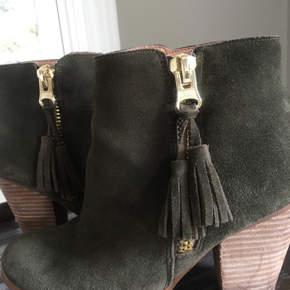 ALDO size 8.5 olive green suede booties